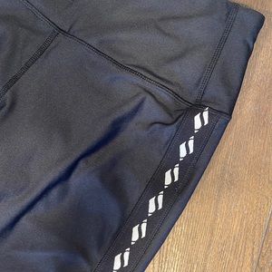 Skechers polyester spandex workout leggings. Front inside pocket. Black